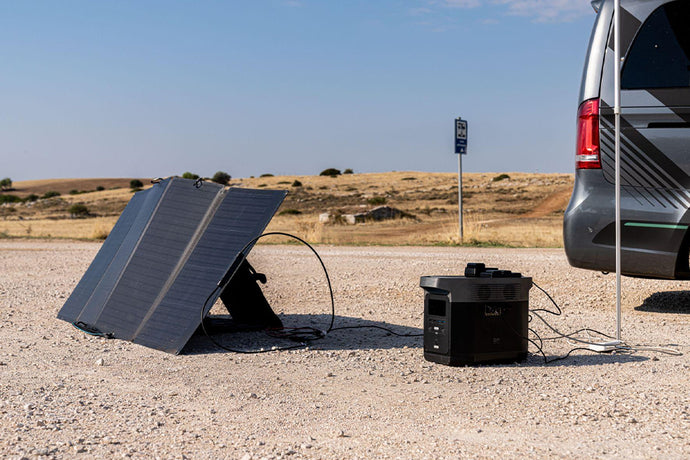 Kombinace bateriových stanic a solárních panelů jako nejlepší řešení elektrické energie na cesty